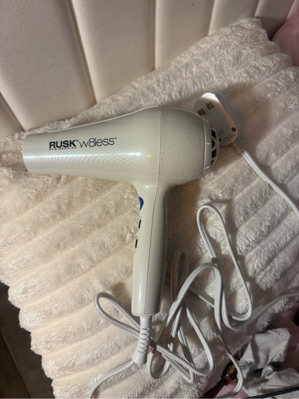Rusk w8less White Hair Dryer